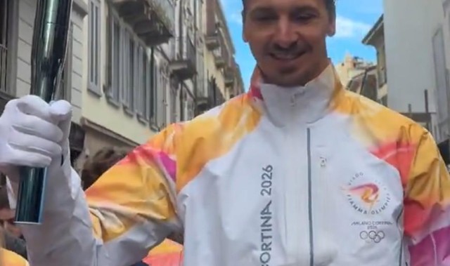 荣耀时刻，米兰名宿伊布参与2026冬奥会圣火传递